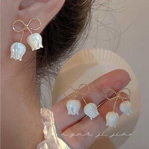 BRAND NEW🤍 French Style SUPER CUTE Earrings with Flower Tulip Pendant